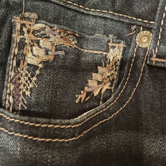 Maurice’s Mid Rise Crop Stretchy Jeans Size 2 New With Tag Waist 30”.
Rise 8.5” - Picture 3 of 8